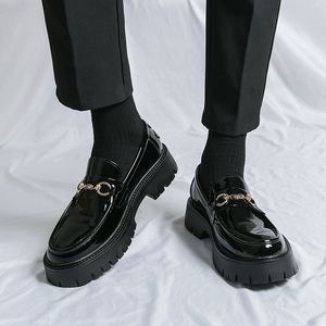 Classic Black British Fashion Horse Buckle Loafers Mänskor med tjocka sulor och förhöjd höjd för formella läderskor
