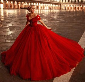 2024 Röd bollklänning Bröllopsklänning från axelkristallpärlorna fluffiga tyll brudformiga klänningar Robe de Mariage Vestido de Noivas