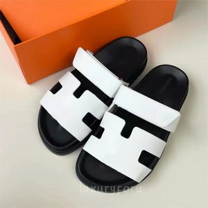 2024 designer chinelo feminino mules sandália plataforma slides de couro plana flip flops chinelos verão luxo dos homens casual praia sandália