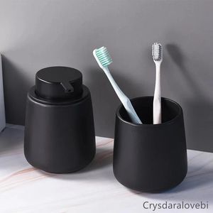 Set Set di accessori per il bagno Dispenser di sapone nero Tazza per spazzolino in ceramica Bottiglia di shampoo disinfettante per le mani Bottiglia di liquido per doccia nera