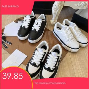 Scarpe sportive piatte rialzate con suola spessa per donna in vera pelle Colore bianco e nero abbinato Taglio basso 2023 Nuove scarpe casual da canale