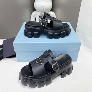 Designer Sandaler Kvinnor Monolith Sandal Leather Treban Slides Luxury Bread Slippers Summer Cutout Buckle Beach Shoes