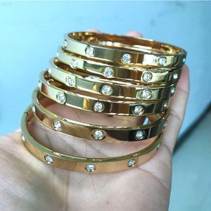 Fabrik grossist klassisk design oval kvinnors smycken armbanden zirkon mode 18k rostfritt stål guld diamant Bangle