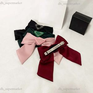 Kadınlar P Ailesi Ters Mektup Üçgen Saç Klip Pranda Saç Klip Moda Bowknot Barrettes Klasik Kızlar Saç Takı Headdress Accessori Vintage Saç Aksesuar