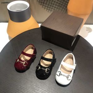 Populär designer Nyfödda glänsande patentläder Småbarnskor Baby Kids Sneakers Box Förpackning Storlek 14-19 Spädbarn Walking Shoes Nov25