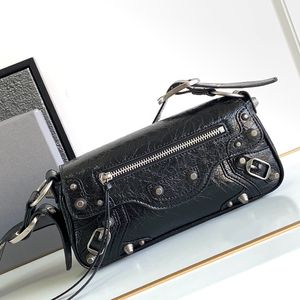 Designer fårskinn crossbody väska axel väska designer handväska kvinnor klaff väska hög kvalitet fast färgväska metall dekorera magnetisk spänne mobiltelefonficka svart