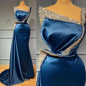 Marinblå kvinnokvällsklänning elegant ärmlös sjöjungfru satin veckade glänsande pärla sträng prinsessor prom formell party klänningar mantel de soiree