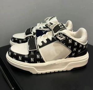 Die rutschfesten und tragbaren Low-Top-Sneaker von Dad Shoes Chunky Liner Basic Yankees sind in Schwarz für Männer und Frauen erhältlich