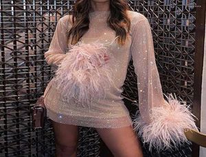 Casual Drs 2022 Sheer Mesh Feather Trim Manschett Sexig Sparkle Shinny Nightclub Fashion Kort klänning O Neck Lång ärm täcker Beach8027598