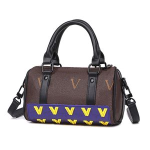 Moda erkekler çapraz çanta deri el çantası unisex tasarımcı tote çanta kadınlar mektup baskı orta küçük boyutlu omuz çantası