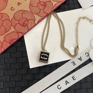 Siyah lüks butik kolye kolye cazibesi kadın tasarımcı kolye yüksek kaliteli takılar uzun zincir kutu doğum günü seyahat hediye kolye ile uzun zincir