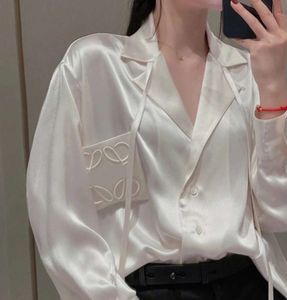 2024 Kvinnor Silkblusar Mens Designer Tshirts med bokstäver broderi mode långärmad tee tröjor avslappnade toppar kläder svart vit klänning 99