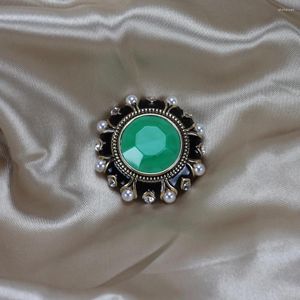 Brooches Medieval Vintage Enamel Drip Oil Round Imitation Emerald Pearl Corsage Coat Windbreaker Pin Women Clothing Accessories Gifts