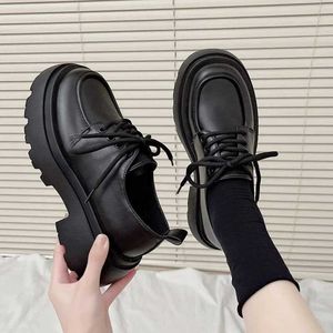 Klänningskor 2023 Kvinnor Spring New Black Platform Flats Shoes Women loafers glid på båtskor designer casual läder oxfords