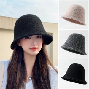 Berets Корейская осенняя и зимняя шляпа Женский сплошной цвет Универсальный шерстяной рыбак с сеть