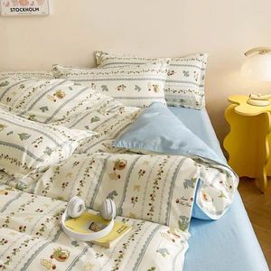 Sängkläder sätter täcken täcker med lakan bäddar lakan med dubbelsäng.