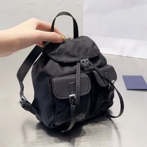 2024 mini ryggsäckar designer väska ryggsäck kvinna crossbody väska rygg packar mode kors kropp axelkedja väskor nylon topp