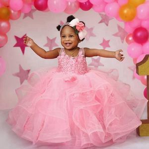 Pink Little Kids Birthday Party Dresses Flower Girl Dresses Sheer Neck Appliced ​​Spets Tiered Tulle pärlad Flowergirl Dress Princess Queen äktenskapsklänningar NF043