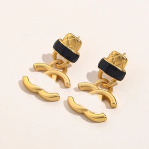 Lyxmode örhängen med stålstämpel charm kvinnor kärlekscirkel örhänge berömda designer smycken avancerade designälskare utsökta tillbehör familj