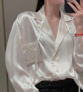 2024 Kvinnor Silkblusar Mens Designer Tshirts med bokstäver broderi mode långärmad tee tröjor avslappnade toppar kläder svart vit klänning 45