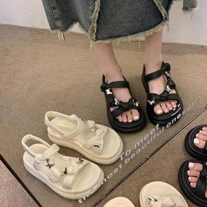 Klädskor beige hälen sandaler 2024 sommarmedle cogs wedge espadrilles plattform kvinnlig sko svart medium hög flickor tjock komfort mode