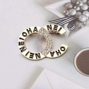 高級デザインブランドDesinger Brooch Women Love Crystal Rhinestone Pearl Letter Brooches Suit Pin Fashion Jewelry Clothing Descoration Accessories有名