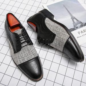 Sapatos de vestido Clássico Preto Brogue Homem Moda Casual Diário Escritório Homens Inglaterra Estilo Confortável Lace-up Homens Formal