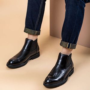 Stivali da lavoro casual da uomo fatti a mano in vera pelle moda stile britannico slip on scarpe brogue alla caviglia scarpe sociali da uomo