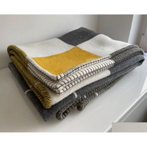 Coperta 135-170 Cm Lettera Cloghet di Cashmere Morbido Scialle di Lana Portatile Caldo Plaid Divano Da Viaggio In Pile Lavorato A Maglia Tiro Mantella E Cuscino 1 Goccia Dh4T2