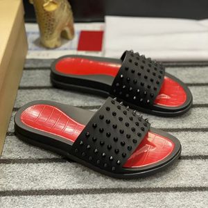 Herren-Designer-Slider, Spike-Slipper, flache Slide-Sandale, schwarze Plateau-Pantoletten, Pool-Schaumstoffläufer, Haus-Flip-Flops, Sommer-Strand-Slipper mit dickem Boden und Nieten