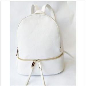 Famous Brand Backpacks Moda Mulher Lady Lady Black Rucksack Bag Charms Backpack Style 6 Cores 13245247G