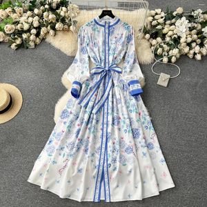 Vestidos casuais pista de moda pista azul impressão de flor longa vestuário feminino roupas de lanterna de lanterna Única cinto de correio de férias vestes vestidos