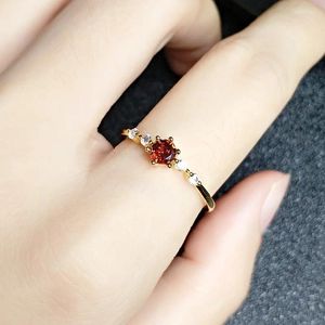 Anéis de cluster simples mínimo cristal minúsculo elegante vermelho zircônia pedra noivado amor fino anel banda acessórios de casamento para mulheres