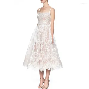 Casual Dresses 2024 Spring Summer Fashion White Spets broderad midja Slim Mid Length Square Collar Suspender Lång A-Line Dress Designer