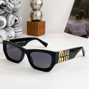 Lyxdesignersunglasses för kvinnor och män UV Cat Eye Solglasögon trendiga bokstäver