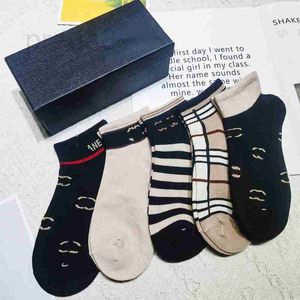 Herrstrumpor Designer 4Style Brand Letter Women Print Short Sock Socking grossist med Box Qu5e
