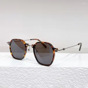 Okulary przeciwsłoneczne uliczne mody Square Men Retro Tortoise Sun Słońce Winter 2024 INS Style Solar dla mężczyzn