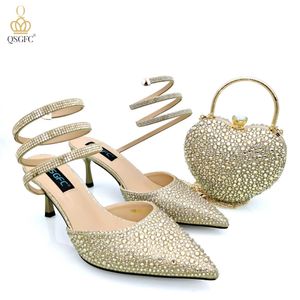 Kleidschuhe QSGFC 2023 Goldfarbe Glanz Luxusdesign Herzförmiges Paket und Mittelabsatz Strass Schlangenwickelriemen Spitze Zehenschuhe und Tasche