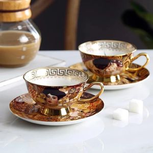 Set di tazze da caffè Set da tè in porcellana d'osso Kissing Luxury Gift Tazza da tè in ceramica con cucchiaio 240125