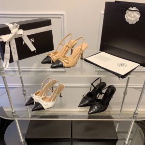 2024 New Sandal Travel Loafers Lady Gift Fashion Casual Shoe Sandale와 상자 최고 품질의 하이힐 샌들 럭셔리 디자이너 디자이너 신발 여성 빈티지 블랙 힐즈