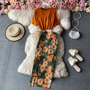 Юбки 2024, летний женский комплект из двух предметов, пляжная юбка с разрезом и высокой талией с принтом и оранжевая футболка с коротким рукавом и круглым вырезом, женские костюмы