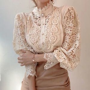 Kvinnor vit långärmad spetsblus sexig stor storlek spets skjorta korea stil elegant pärlknapp blomma blus ol kontor outfit topp