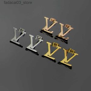 Stud lyxdesigner märke l Small Stud 316l Rostfritt stål 18K Gold Rose Silver Women Letter Grave Earrings Girls Wedding Jewelry Wholesale Q240125