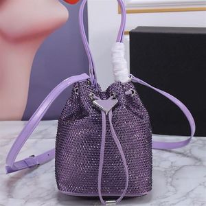 Crystal Bucket Bag Mini Tygväskor Fashion Crossbody Purse Women Axel Handväskor Diamanter Triangulära plåtbeklädnad Bindi258m