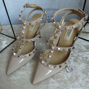 Estilo Valenstino Pump Designer Heel Star Studs Sapatos V Família rebite pontiagudo de salto alto Sandálias de cinto super finas femininas