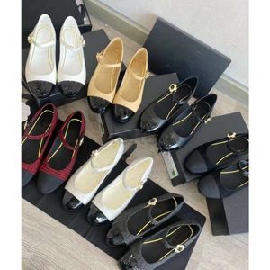 2024 Nya designer Mary Jane Shoes Luxury Retro Buckle Women's Shoes Haute-couture Round Toe Girls Ladies Resort Beach Banquet Black White Flat Ballet Shoe Letterg 34 ~ 40