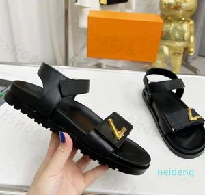 Tasarımcı Sandal Ayakkabı Düz ​​Sandalet Düz Mule Terlik Serin Kolay Moda Terlik Kayışları Ayarlanabilir Kadın Altın Toka Plajı Kauçuk taban Sandalet