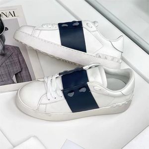 Italien designer platt sneakers casual skor plattform svart vit för män kvinnor flerfärgade lyxiga gummi loafers mode kalvskinn vintage sportskor