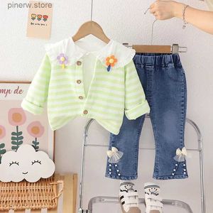 Set di abbigliamento Set di abbigliamento per bambina autunnale Nuovo cardigan con collo a bambola a righe stile coreano Cappotti + T-shirt + Pantaloni svasati in denim Tuta da ragazza