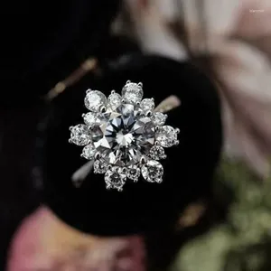 Fedi nuziali Huitan Moda Fiore a forma di cristallo Cubic Zirconia per le donne Gioielli da sposa in argento colore Bling